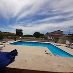 Nice, Cosy With Shared Outdoor Pool *
