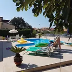 Apartmán Nice, Cosy With Shared Outdoor Pool