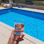 Apartmán Nice, Cosy With Shared Outdoor Pool
