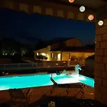 Nice, Cosy With Shared Outdoor Pool Apartmán