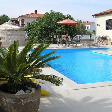 Apartmán Nice, Cosy With Shared Outdoor Pool Banjole