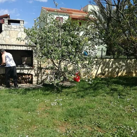 Apartmán Nice, Cosy With Shared Outdoor Pool Banjole