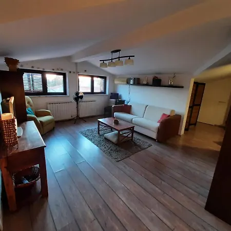 Apartmán Nice, Cosy With Shared Outdoor Pool