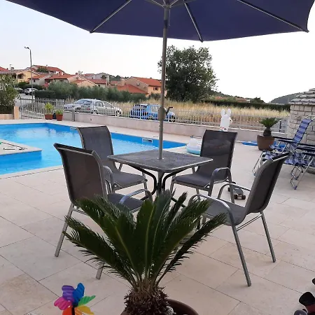 Nice, Cosy With Shared Outdoor Pool Apartmán Banjole