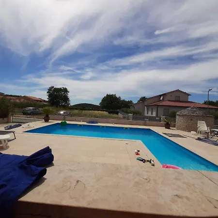 Nice, Cosy With Shared Outdoor Pool *