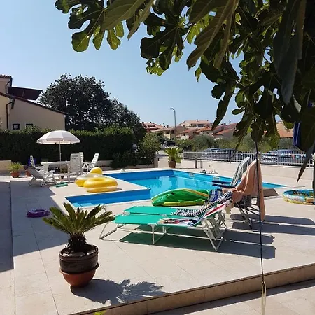 Apartman Nice, Cosy With Shared Outdoor Pool