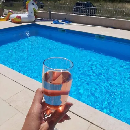 Apartman Nice, Cosy With Shared Outdoor Pool