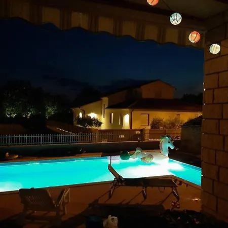 Nice, Cosy With Shared Outdoor Pool Apartman