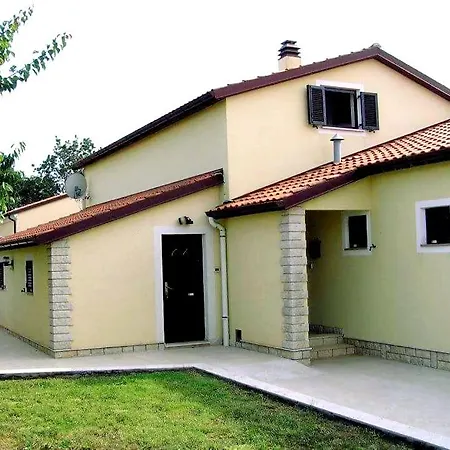 Nice, Cosy With Shared Outdoor Pool *