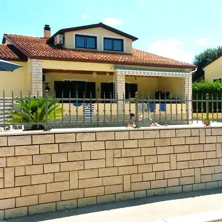 Nice, Cosy With Shared Outdoor Pool * Banjole