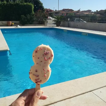 Nice, Cosy With Shared Outdoor Pool *