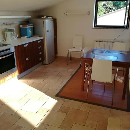 Apartment Nice, Cosy With Shared Outdoor Pool Banjole