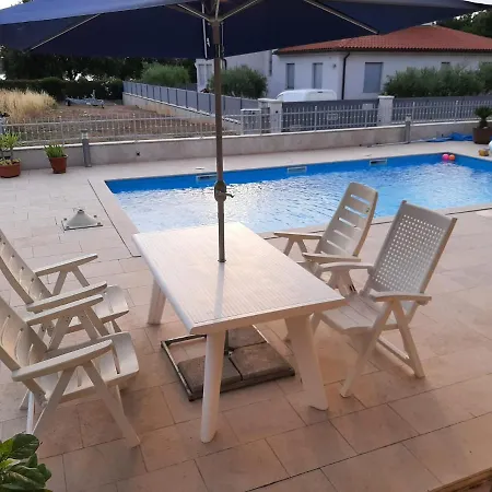 Nice, Cosy With Shared Outdoor Pool Apartman