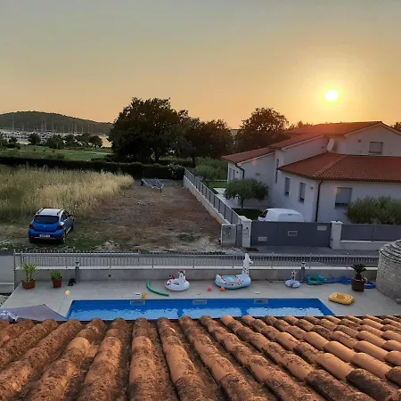Nice, Cosy With Shared Outdoor Pool Apartment Banjole